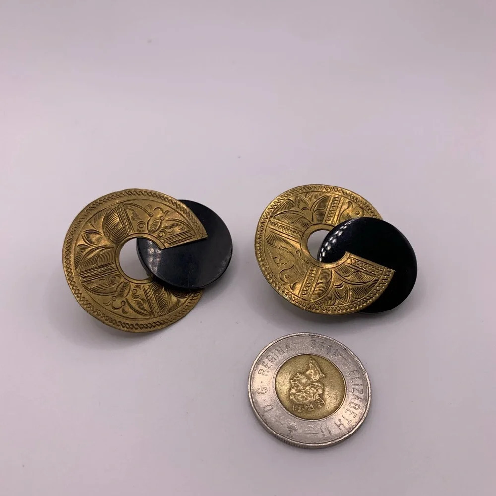 🖤#138 Vintage brass tone black accents clip on earrings - Picture 4 of 7